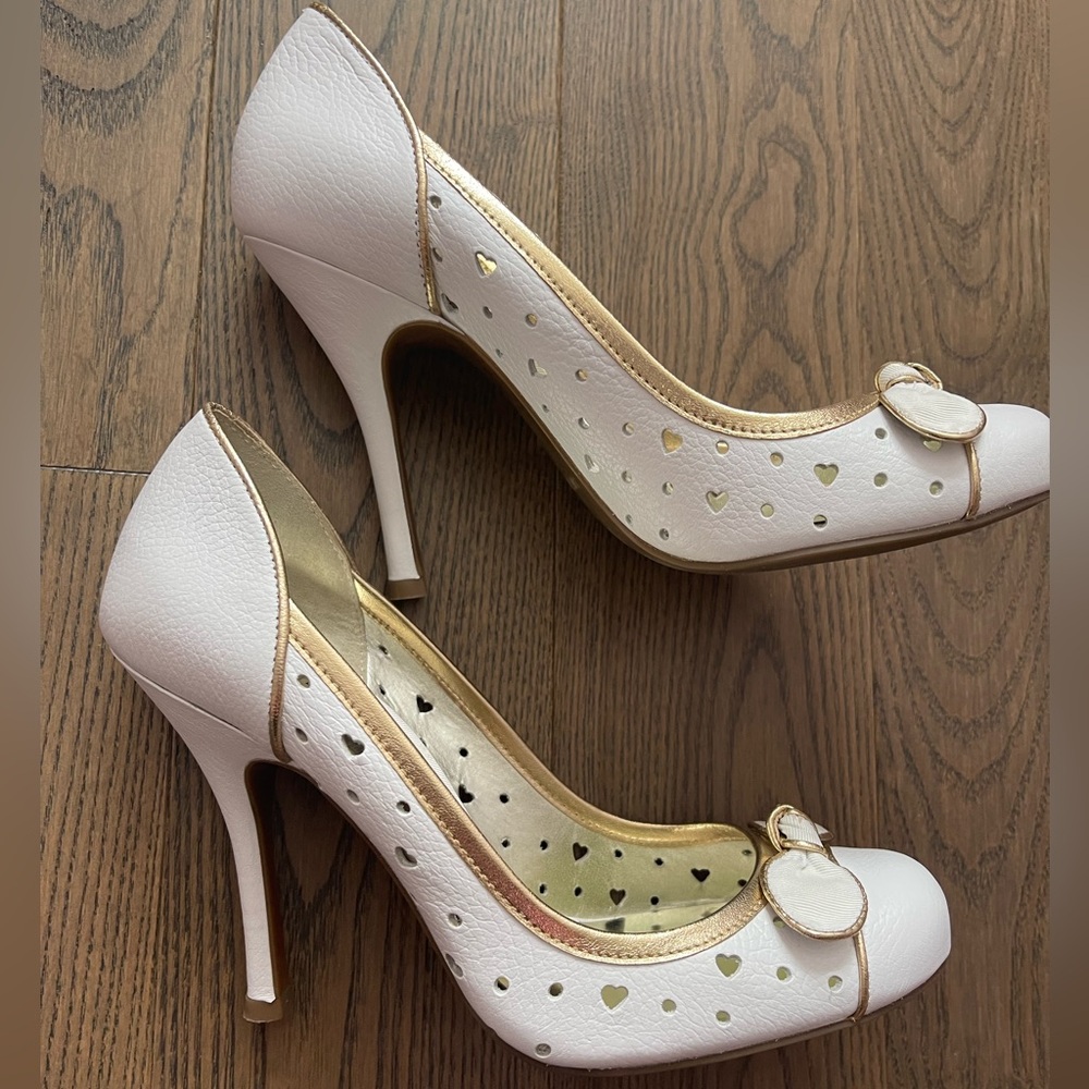 Guess white leather pumps